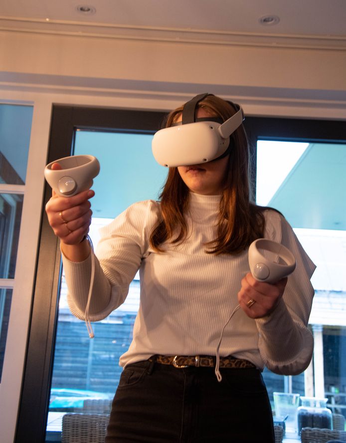 Een leerling van Scholengemeenschap Marianum uit Lichtenvoorde test een virtualrealitybril.