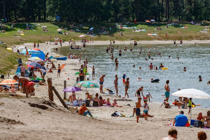 Drukte bij 't Zand op een warme zomerdag.