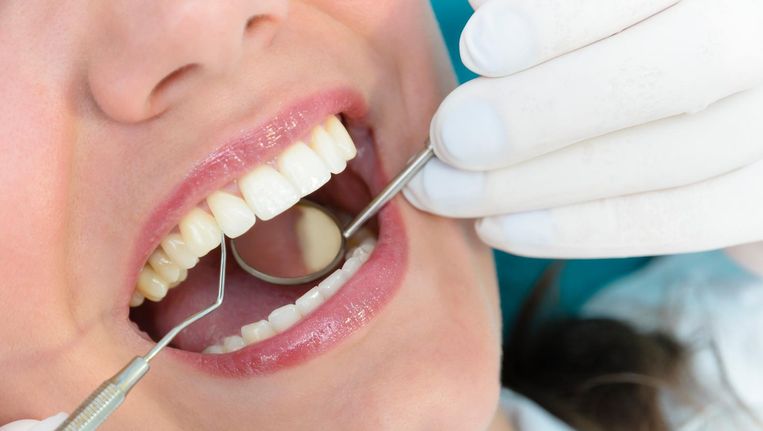 Op onze tanden zit grofweg 10 milligram tandplak, goed voor ongeveer een miljard bacteriën. Beeld THINKSTOCK