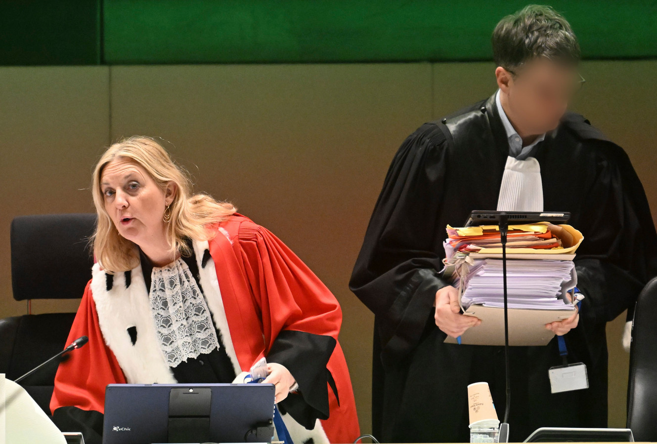 la présidente de la cour, Laurence Massart, a suspendu l’audience pour permettre à l’une des jurées, qui se sentait mal, de sortir de la salle.