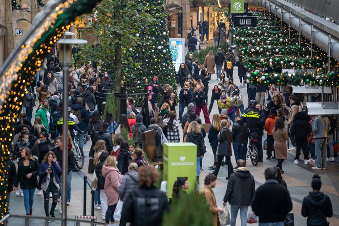 Het is druk in het centrum van Rotterdam.