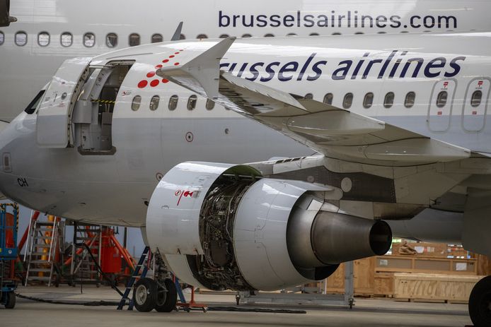 Een vliegtuig van Brussels Airlines raakte donderdagavond beschadigd nadat het toestel werd aangereden door een voertuig van de grondafhandelaar op de luchthaven in Abidjan, de Ivoriaanse economische hoofdstad.