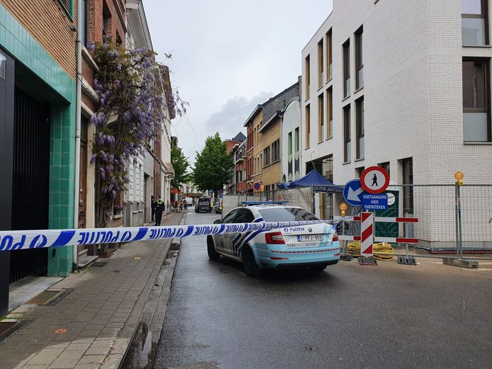 Een politielint en patrouillewagen versperren de doorgang in de Bisschopstraat.