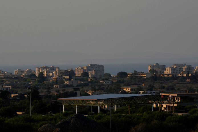 Een beeld van de verlaten badplaats Varosha.