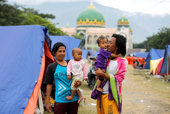 Slachtoffers worden opgevangen in tentenkampen in de buurt van de zwaar getroffen stad Palu.