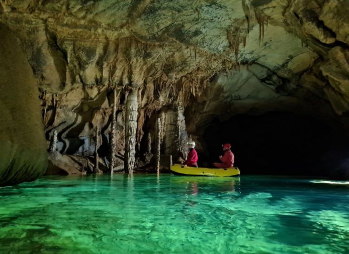 Vijf mensen zitten vast in een Sloveense grot na zware regenval. De grot is alleen bereikbaar via boot.