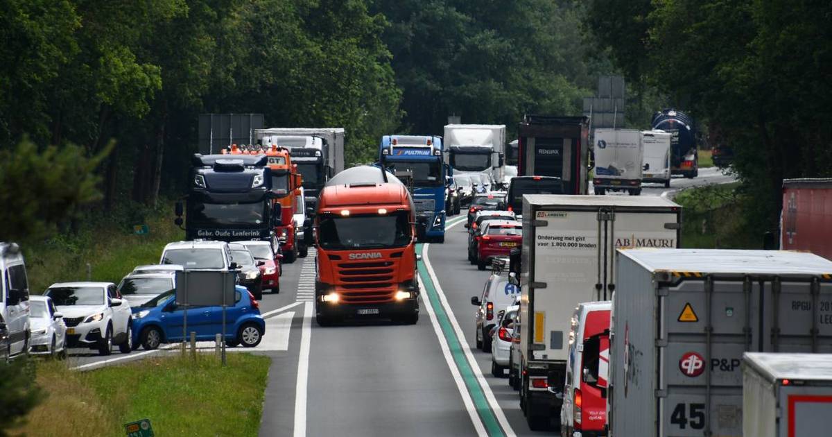 Flinke file na ongeluk met geschaarde auto bij Westerhaar.