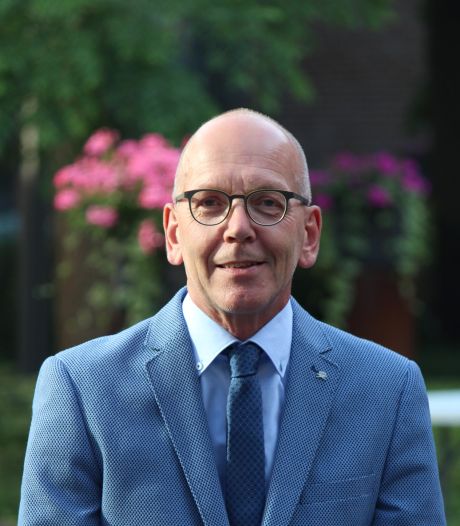 Rolf Willemsen (63) vertrekt over half jaar als hoogste ambtenaar van Hellendoorn; gemeente heeft moeite om nieuwe mensen te vinden