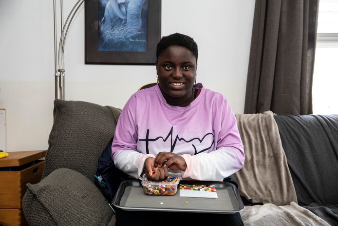 De 17-jarige Destiny Chocolaad zit ook graag met haar Ministeck op de bank.