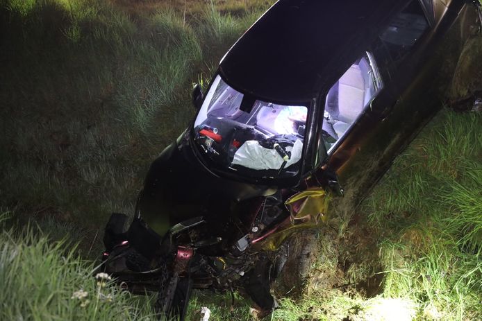 Een bergingsbedrijf takelde de wagen uit de droge sloot langs de A50 bij Sint-Oedenrode.