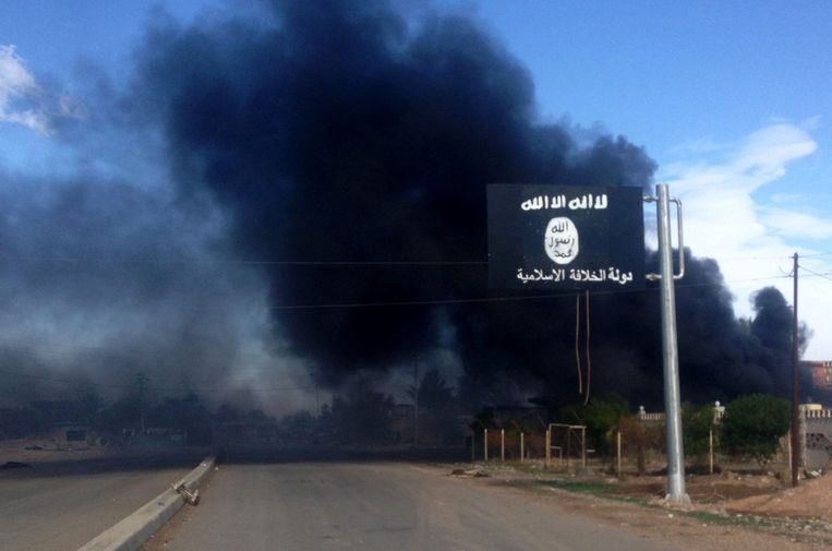 Een IS-vlag voor een rookpluim na een aanslag in Sa'adiya, ten noordoosten van Bagdad. Beeld EPA