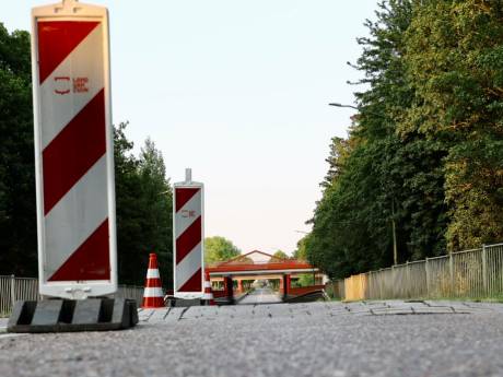Klinkers komen door hitte omhoog: weg afgesloten voor autoverkeer