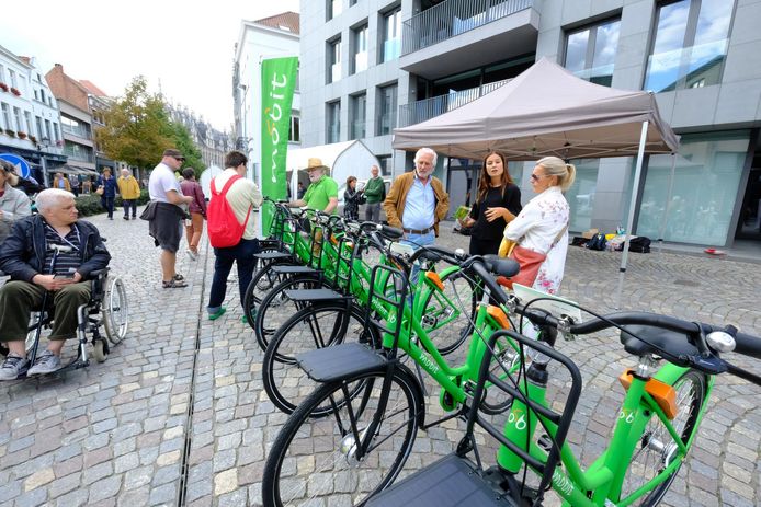 De Mobit-fietsen hebben een opvallende groene kleur.