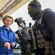 Duitse defensieminister in het nauw na arrestatie extreemrechtse officier