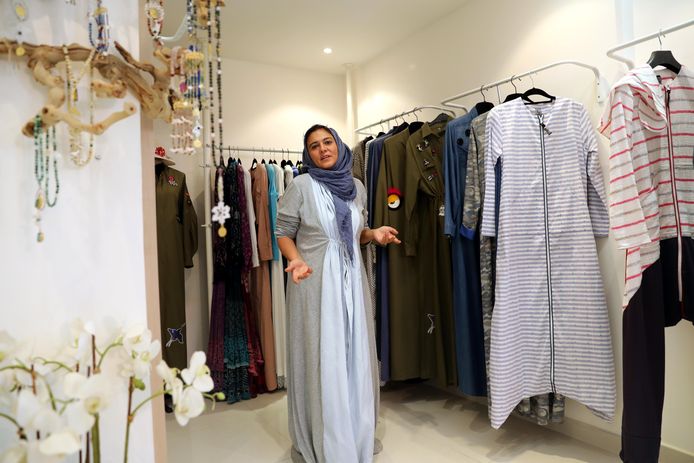 De Saoedische modeontwerpster Eman Joharji in haar winkel in Jeddah, waar ze meer praktische en minder traditionele outfits verkoopt.
