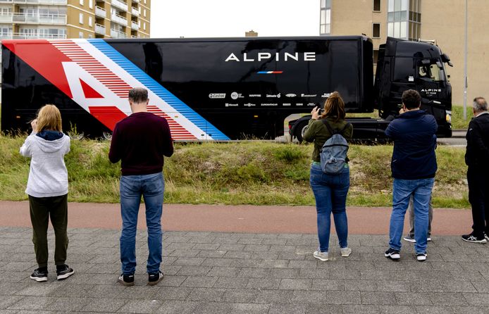Formule 1-fans staan met hun camera in de aanslag op het moment dat de truck van Alpine Zandvoort binnen komt rijden.