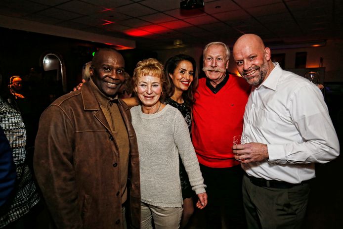 Oud-militair Kenneth Grant, barvrouwen Rina van Soest en Habiba Kouchami, barman Frits van Soest en oud-diskjockey Dimitri Houtzager halen samen herinneringen op.