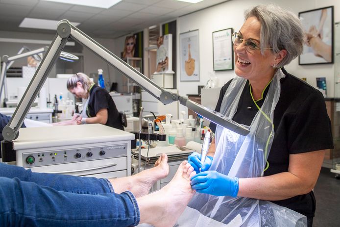 Bij medisch pedicure  Anja Augustijn in Bergen op Zoom staat de telefoon roodgloeiend. Op de achtergrond pedicure Amy Luijsterburg. ‘Het is een bizarre tijd’.