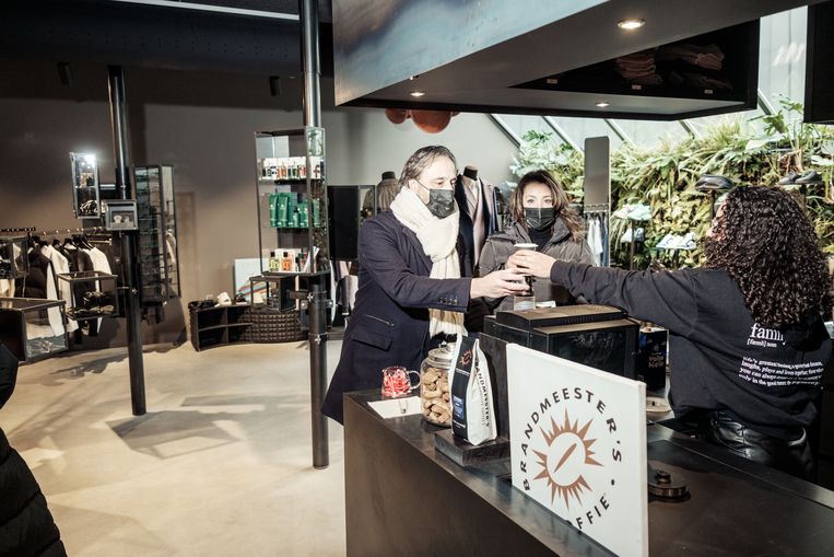 Kledingwinkel Four in de Van Baerlestraat serveert koffie uit protest tegen de sluiting van winkels. Beeld Jakob van Vliet