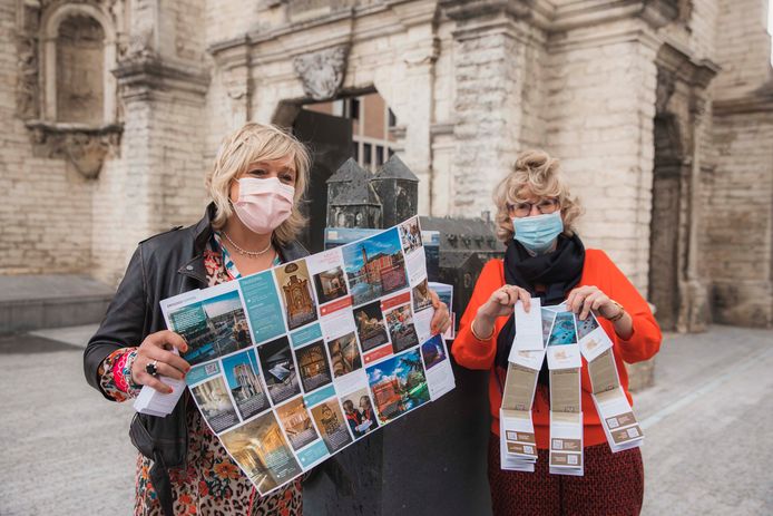 Schepen van Toerisme Hilde Vautmans (links) en burgemeester Veerle Heeren (rechts) stellen het gloednieuwe stadsplan van de stad voor.