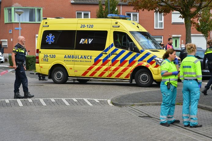 Hulpdiensten op 13 september 2017 in Breda. B. had een 31-jarige overbuurvrouw van zijn moeder neergestoken en aan haar haren door haar huis gesleept.