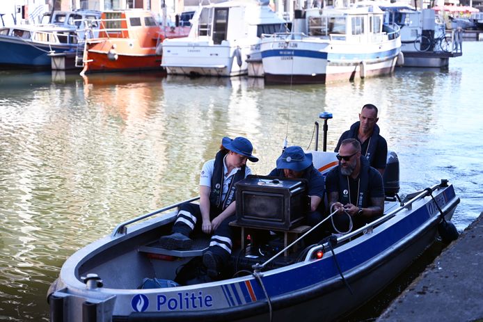 Het duikteam zoekt naar de vermiste jongeman (19) onder de boten in de Vaartkom in Leuven.