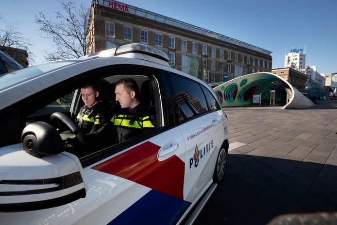 Agenten surveilleren in het centrum van Eindhoven tijdens coronacrisis/