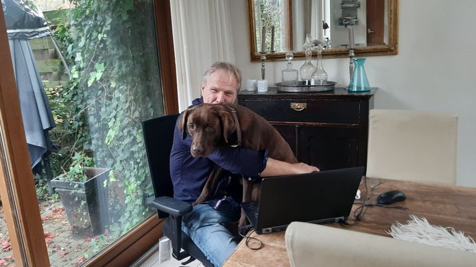 Als er iemand blij is met het verplicht thuis werken dan is het labrador Senna van verslaggever Peter Ullenbroeck wel. Die blijdschap laat ze regelmatig blijken door even bij de baas op schoot te willen springen. Nou ja even... Met bijna dertig kilo schoon aan de haak is dat best een dingetje. Maar opgeven? No way!