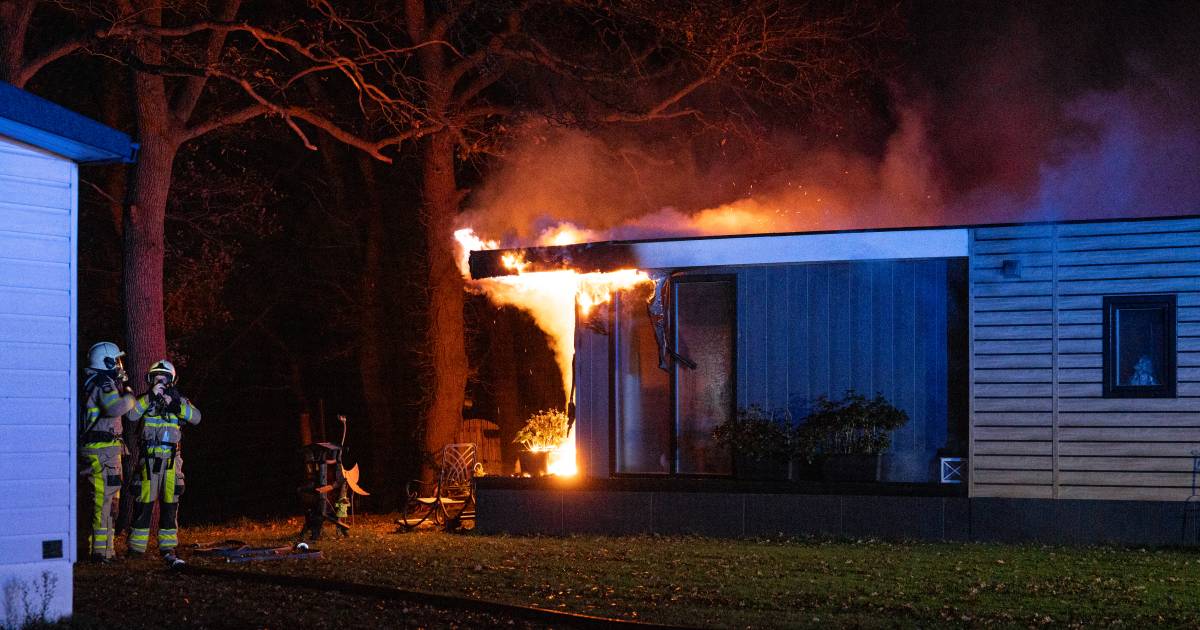 Chalet op camping bij Ommen gaat deels op in vlammen: brandstichting niet uitgesloten