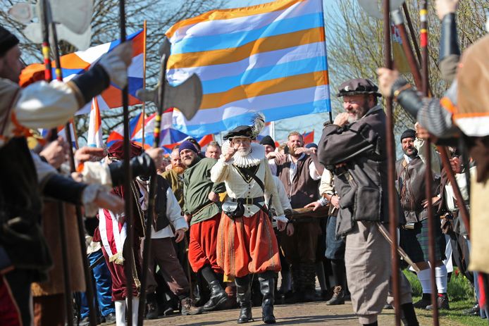 De inname van Brielle wordt op 1 april altijd nagespeeld, hier met Lumey voor de poort. Behalve het spel op vrijdag is er zaterdag en zondag een theaterwandeling over de slag om de stad.