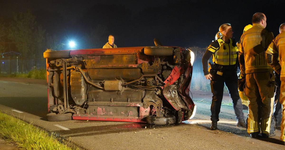 Auto belandt op zijkant bij ongeval in Molenschot, bestuurder spoorloos | Gilze en Rijen