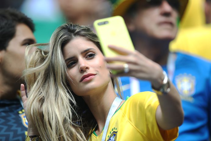 Een Braziliaanse fan maakt een selfie voor het duel met Costa Rica.
