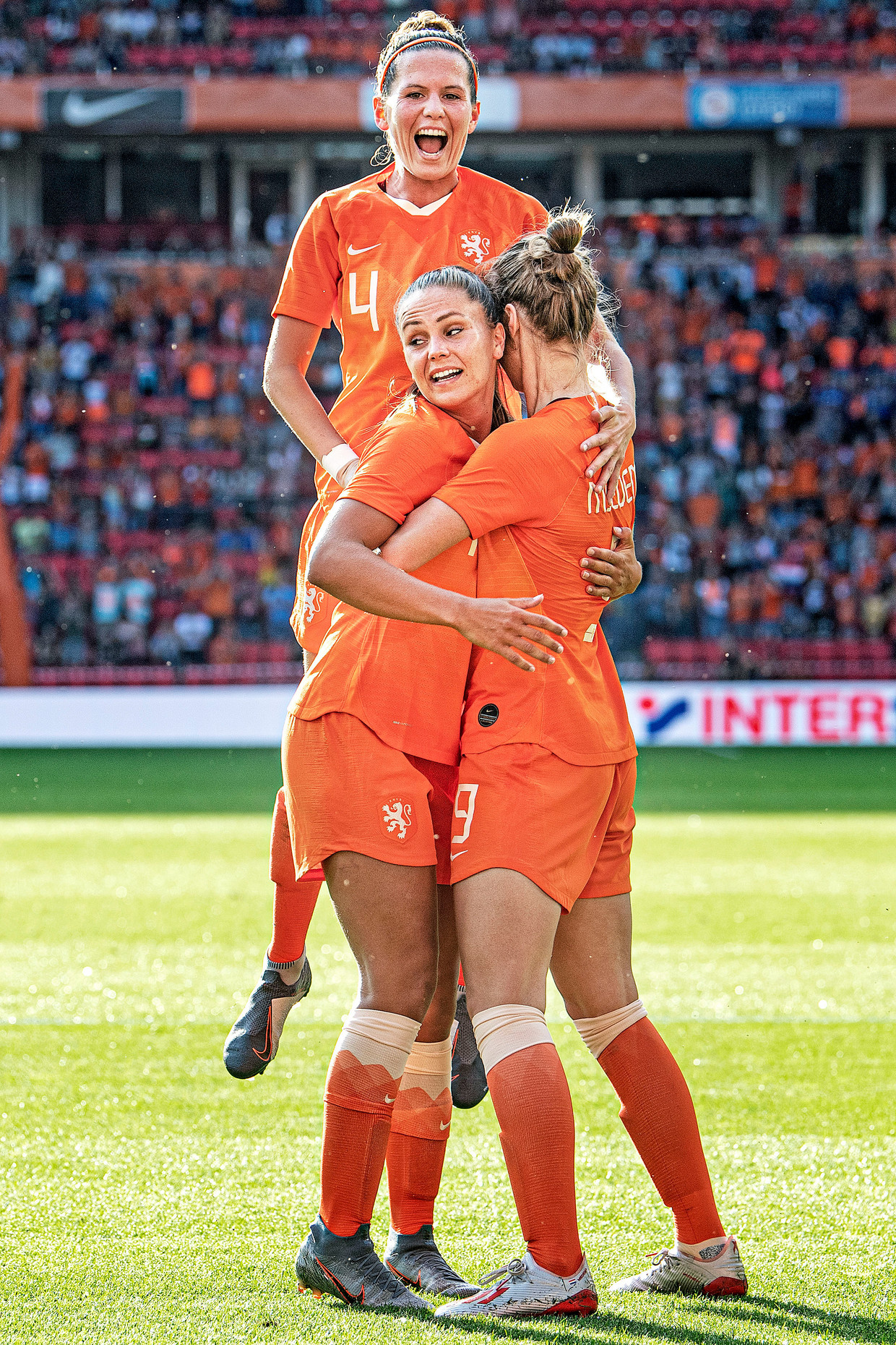 Merel van Dongen (boven) en Lieke Martens (linksonder) feliciteren Vivianne ­Miedema na haar 2-0 in de wedstrijd tegen Australië, afgelopen zaterdag.	 Beeld Guus Dubbelman / de Volkskrant