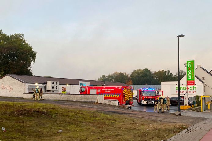 Verschillende brandweerploegen arriveerden dinsdagochtend aan de Smatch-supermarkt langs de Grote Steenweg in Oordegem.