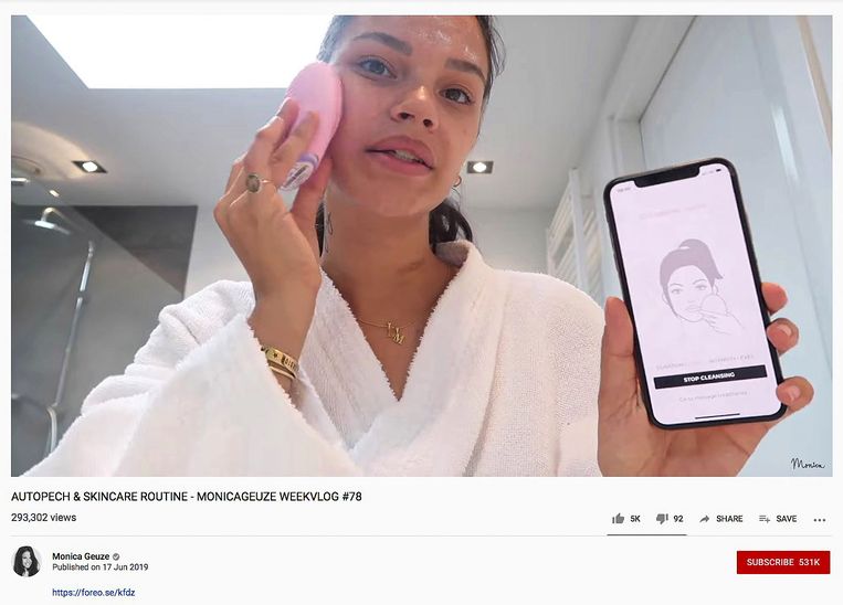 Vlogger Monica Geuze maakt op youtube sluikreclame voor een gezichtsborstel van merk Foreo. Beeld youtube