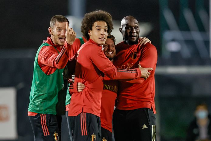 Goed Nieuws Voor Witsel En Twee Andere Gelukkigen Maak Met Onze Poll Zelf Nog Eens De Oefening En Beslis Welke 26 Rode Duivels Jij Het Liefst Op Het Ek Ziet Rode