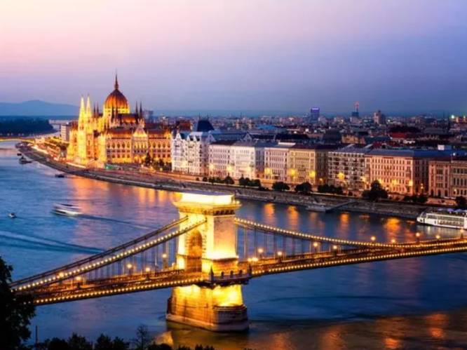 Deux morts et cinq disparus après une collision sur le Danube en Hongrie
