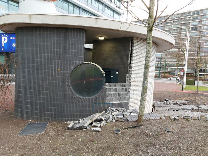 De entree naar een parkeergarage in Rijswijk raakte flink beschadigd door de wind.