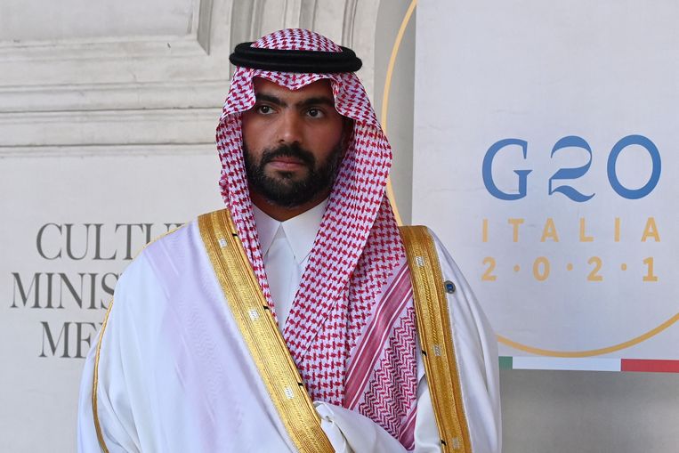 De cultuurminister van Saudi-Arabië, Badr bin Abdullah al Saud, poseert tijdens een vergadering voor G20-cultuurministers in Rome eind vorige maand. Beeld AFP