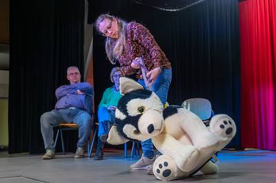 Van 'lachen om’ naar 'lachen met’: Revuegroep Stampersgat bestaat 50 jaar