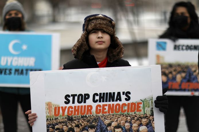 Een naar de VS uitgeweken Oeigoerse jongen (12) nam begin februari deel aan een steundemonstratie aan de Canadese ambassade in Washingtong DC. Canada beschouwt de behandeling van de Oeigoeren als genocide.
