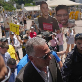 VS-gezant Witkoff belooft Israëlische families dat deal nabij is, terwijl Hamas video’s van uitgehongerde gijzelaars verspreidt