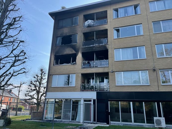 Op klaarlichte dag is de schade aan de appartementen in Deerlijk, vooral op de tweede en derde verdieping, duidelijk.