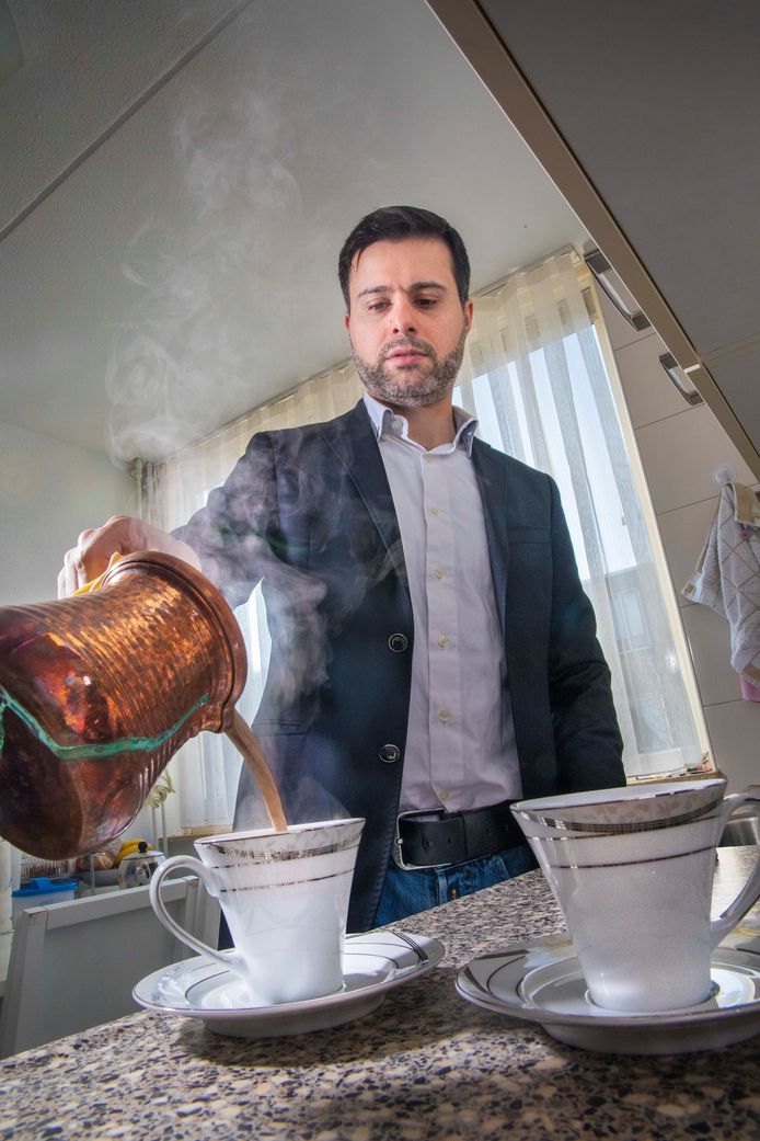 Hasan Küçük in de keuken, waar hij minder vaak te vinden is dan
hij zou willen.