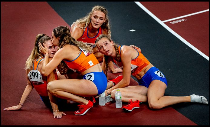 Laura de Witte troost haar zus Lisanne die een matige race liep in de finale van de 4 x 400 meter relay-finale. Slotloopster Femke Bol kijkt uitgeteld naar hun tijd en ziet dat de Nederlandse vrouwen op de zesde plaats eindigen. Lieke Klaver completeert het uitgeputte viertal.