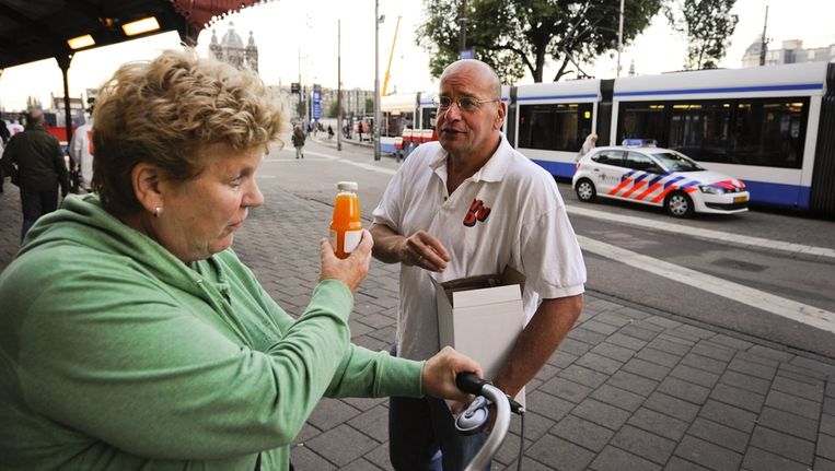 Fred Teeven deelde op de dag van de verkiezingen nog flesjes vruchtensap uit voor Amsterdam CS. Beeld anp