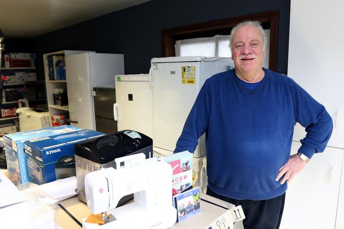 Zanger Cliff Rilly is bezig aan zijn laatste maanden in zijn elektrozaak. De tijd die vrijkomt hoopt hij op te vullen met meer muziekoptredens.