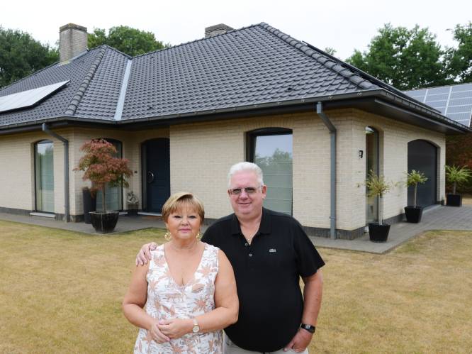 Gebouwd voor 190.000 euro en nu bijna 600.000 euro waard: “Na 20 jaar valt er op de bungalow van Wim en Dina amper iets aan te merken”