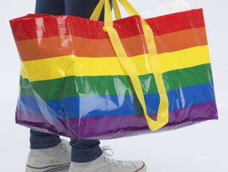 Ikea lanceert iconische tas in regenboogkleuren voor Pride