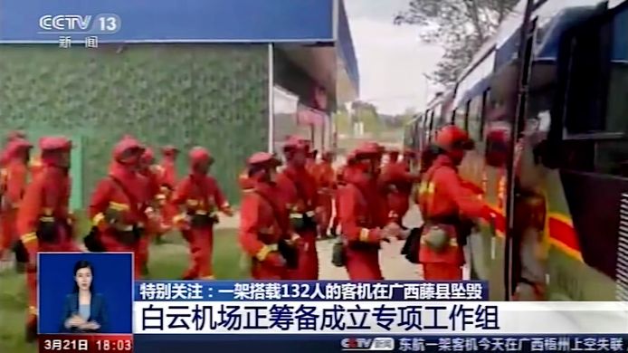 Op dit beeld van de Chinese staatstelevisie zijn de reddingswerkers te zien.